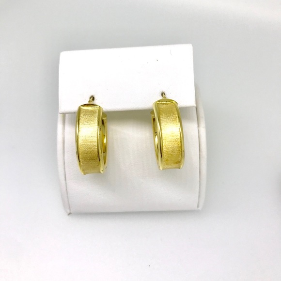 Jewelry - NWT 18 kt yellow gold flat design hoop earrings
